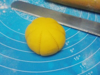 21、南瓜甜包,放下再整形下,用锯齿状刀,压出南瓜瓣