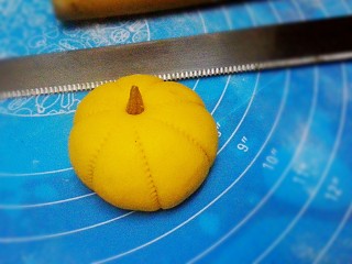 22、南瓜甜包,取一个葡萄干插上去,当蒂,这样是不是更形象呀