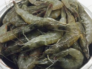 1、赛蟹肉版  炒虾仁,把买来的新鲜的虾洗干净。