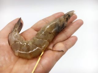 4、赛蟹肉版  炒虾仁,从后背挑出虾线，剥去虾壳，