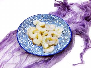 5、赛蟹肉版  炒虾仁,虾仁剥好后用厨房用纸把虾仁的水份，吸干净。