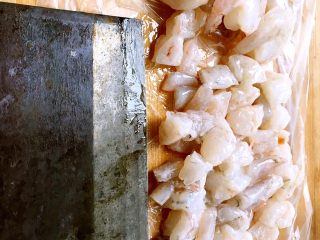 6、赛蟹肉版  炒虾仁,把虾仁切成小丁