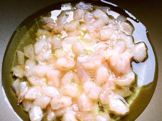 11、赛蟹肉版  炒虾仁,当油温5～6成热时放入虾仁