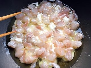 12、赛蟹肉版  炒虾仁,当虾仁颜色变粉划炒虾仁