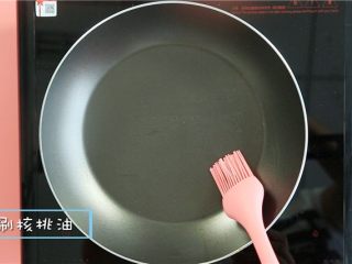 2、银鱼豆腐羹,平底锅刷油，开小火。