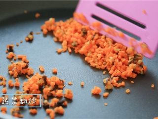 3、银鱼豆腐羹,放入胡萝卜碎和香菇碎，翻炒片刻 。