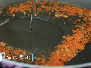4、银鱼豆腐羹,加入适量清水，大火煮开后转小火 。