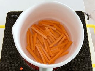 1、宝宝辅食：胡萝卜脆脆条,把切好的胡萝卜条放入一个小汤锅，然后倒入200ml清水，可以淹没所有胡萝卜。