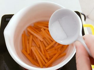 2、宝宝辅食：胡萝卜脆脆条,倒入准备好的细砂糖或冰糖，先大火煮开，然后小火一直炖煮，让胡萝卜充分吸收糖分。