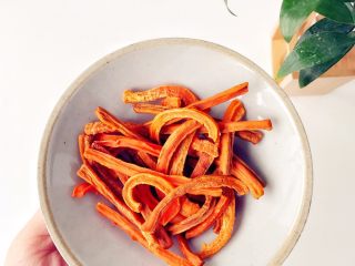 4、宝宝辅食：胡萝卜脆脆条,新制成的胡萝卜干不要马上装瓶，需放在通风处一段时间，因为手感上干了，可能里面还有少量水汽，放一段时间干透点再装入干净的密封罐中，放在阴凉处保
