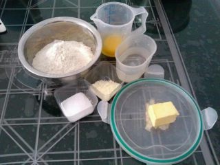 1、梅花双色土司,准备好所有原材料.