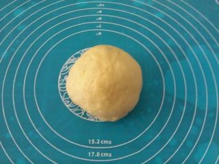 4、梅花双色土司,揉成光滑面团,继续揉至拉出薄膜。