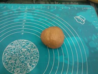 8、梅花双色土司,取其中一个面团,加入红曲粉揉均匀.