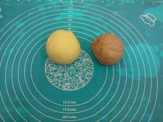 9、梅花双色土司,两个面团静置15分钟.