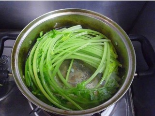4、早餐～生煎馄饨,芹菜洗净，焯水