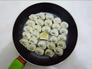 11、早餐～生煎馄饨,来底锅刷油，小火煎至底部金黄