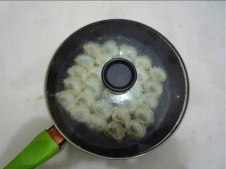 13、早餐～生煎馄饨,马上盖上锅盖