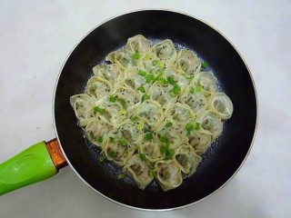 14、早餐～生煎馄饨,小火，水干了，撒上葱花芝麻即可出锅。