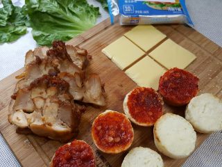 12、迷你汉堡, 开始组装，汉堡胚第一层先涂抹自制番茄酱。