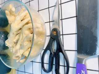 7、无骨鸡爪,准备脱骨，用到小刀和剪刀