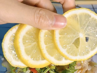 20、无骨鸡爪,最后来几片柠檬片，记得去掉籽，不然会苦