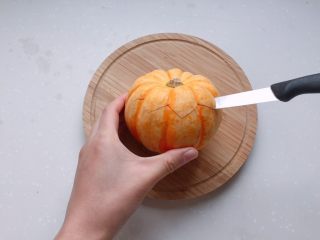 1、太阳果虾皮蛋羹-辅食,太阳果洗净,如图,用小刀切一圈