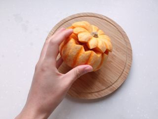 2、太阳果虾皮蛋羹-辅食,轻轻推动上半部