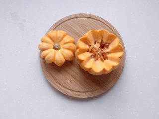 3、太阳果虾皮蛋羹-辅食,将盅和盖子分开