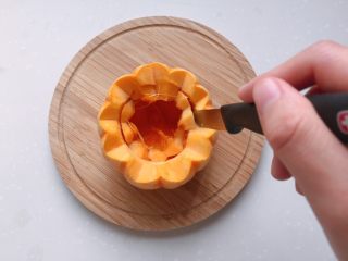 4、太阳果虾皮蛋羹-辅食,挖去里面的籽,用小刀切下部分果肉(35g),小心不要将太阳果扎穿