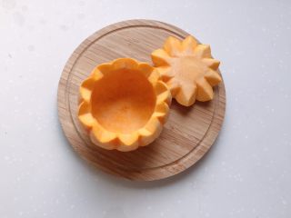 5、太阳果虾皮蛋羹-辅食,整理好太阳果盅,将盖子盖上