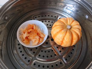 6、太阳果虾皮蛋羹-辅食,将太阳果盅和挖出的果泥放入蒸锅蒸