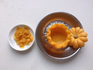 7、太阳果虾皮蛋羹-辅食,太阳果泥蒸熟后取出晾凉(此时太阳果盅是半熟状态)