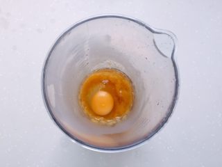 8、太阳果虾皮蛋羹-辅食,将太阳果泥和一个鸡蛋放入搅拌杯打匀