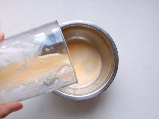 9、太阳果虾皮蛋羹-辅食,将打好的太阳果蛋液倒入小碗
