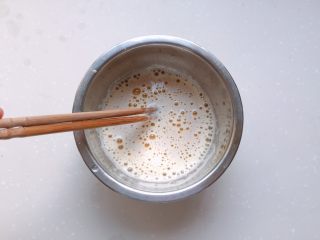 10、太阳果虾皮蛋羹-辅食,加入鸡蛋1倍量的温开水,边加边用筷子搅拌(因为太阳果泥蒸熟后含水较大,所以这里只需添加1倍量就行)