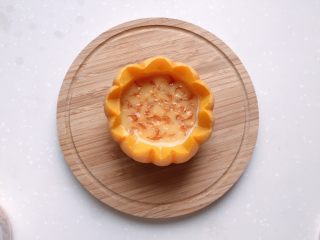 12、太阳果虾皮蛋羹-辅食,表面放上野生生晒淡虾皮