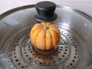 13、太阳果虾皮蛋羹-辅食,蒸锅烧开水,放入太阳果盅转中火蒸20分钟