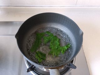 14、太阳果虾皮蛋羹-辅食,菠菜叶焯熟过凉开水以保持翠绿色