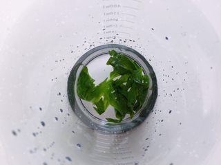 15、太阳果虾皮蛋羹-辅食,将菠菜叶和少许凉开水放入搅拌杯打匀