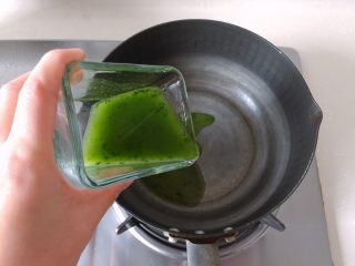 16、太阳果虾皮蛋羹-辅食,将菠菜汁倒入小锅中,加入适量淀粉煮成浓稠的菠菜汁