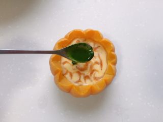 18、太阳果虾皮蛋羹-辅食,表面淋上翠绿的菠菜汁