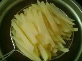 3、薯条,将煮好的薯条捞出沥干水分并且晾凉,将晾凉的土豆放入冰箱冷冻层冷冻，直至冻硬，冻硬后无需解冻直接油烧热入锅炸制