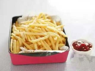 5、薯条,出锅撒点盐，配番茄酱味道更佳.