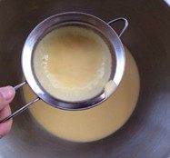 4、轻乳酪蛋糕 ,完成的蛋黄乳酪糊过筛一次，盖保鲜膜晾凉备用