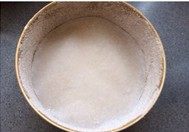 5、轻乳酪蛋糕 ,预热烤箱180度，8寸固底圆模底部垫油纸，四壁涂黄油洒低粉备用（如使用活底，则需要包双层锡纸）