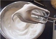 6、轻乳酪蛋糕 ,C料的蛋白加入柠檬汁打至粗泡，分三次加入细砂糖和玉米淀粉混合物打至中性偏湿