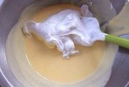 7、轻乳酪蛋糕 ,分三次将蛋白霜加入蛋黄乳酪糊中，切拌均匀