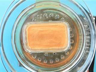 5、山药蒸肉,冷水上锅，水开后中火蒸10分钟左右。