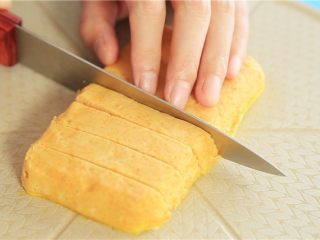 8、山药蒸肉,切成宝宝可抓取的大小。