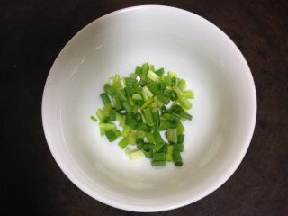 1、懒人料理+快手清汤挂面,香葱洗净切碎备用